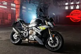 宝马新款S1000R取消大小眼，春风：宝马你不讲武德图片