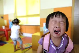 “妈妈，我不想上幼儿园”，孩子说出这句话时，家长应该做3件事图片
