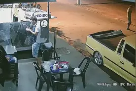 巴西男子在摊档吃出头发，厨师很疑惑：我剃了光头啊图片