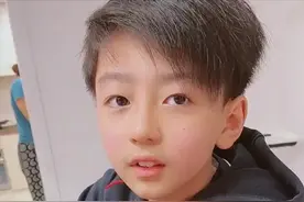 张柏芝晒二儿子视频，11岁小Q又变模样，奶萌帅气颜值不输小鲜肉图片