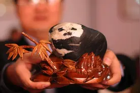 男子在河里捡到一块石头，形状酷似大熊猫，给1万元拒卖静等升值图片