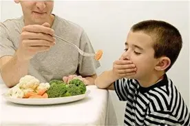 孩子讨厌吃蔬菜，是种自保本能，他们才不理解什么是有营养图片
