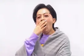 40岁金铭短发戴眼镜，造型显老被嘲像阿姨，至今未婚遭粉丝催婚图片