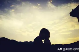 亲子瞬间——夕阳下的父女剪影图片
