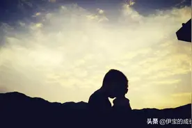 亲子瞬间——夕阳下的父女剪影图片