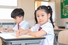 小学老师直言：学生都穿校服，也能看出家境的差距，一目了然图片