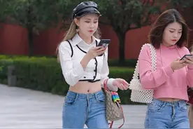 与闺蜜在逛街的小姐姐，花总是要绿叶来衬托，打扮得体，优雅如兰图片