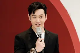 42岁的黄晓明身穿西装内搭白衬衫亮相，风度翩翩，气质不输小鲜肉图片