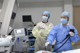 喝汤时被大蒜卡喉，医生不到5分钟取出图片