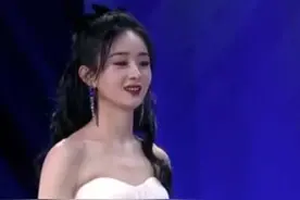 33岁赵丽颖生图嫩成少女，抹胸裙太紧显蛮腰，手臂粗壮肌肉明显图片