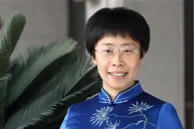 从幕后学者到台前讲师，蒙曼因一句古诗的解读，被网友纷纷群嘲图片