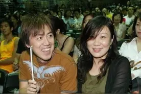 53岁张宇隐退两年罕见露面 满头白发面容憔悴显老态图片