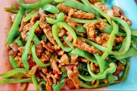 川菜“青椒肉丝”怎么炒好吃？记住这2点，肉丝滑嫩入味，超下饭图片