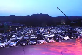 韩国500多人坐车里听演唱会：按喇叭、亮车灯助威图片