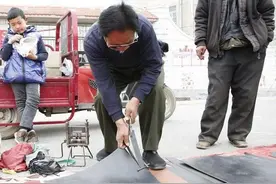 农村集市上20元一根的现割“牛皮带”如此便宜，能是真牛皮吗？图片