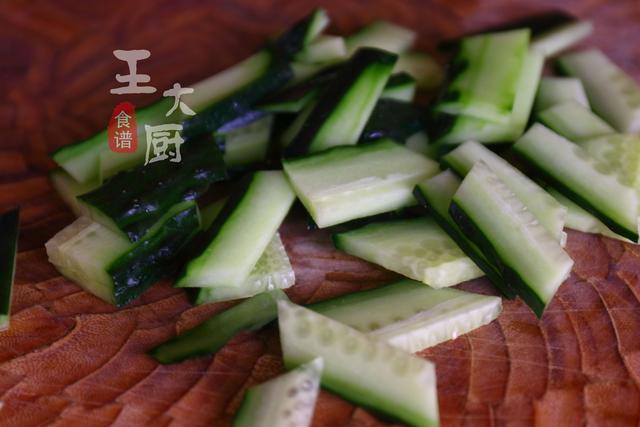 清炒鲜蘑可以这样做，味道绝对有惊喜，简单又好吃，上桌就抢光
