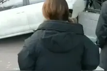 四平一白车倒车 撞进便利店！图片
