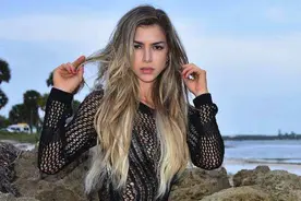 哥伦比亚最美腹肌女神，天使面孔魔鬼身材，再把腹肌训练思路给你图片