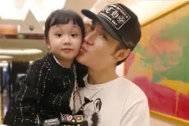 张丹峰女儿彤彤长大了，机灵古怪全家宠爱，五官长得超精致图片