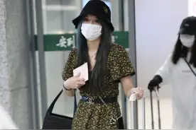 穿裙子别总配凉鞋了，女星都在用这3款鞋配裙子，轻便好穿显活力图片