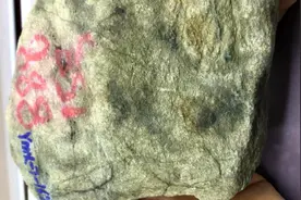表面全是裂的翡翠原石，没想到切开后，竟有人要出几万块收图片
