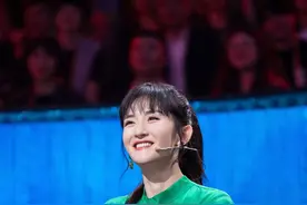 谢娜一身绿色连衣裙就算了，首饰还全是“绿乌龟”，网友都服气了图片