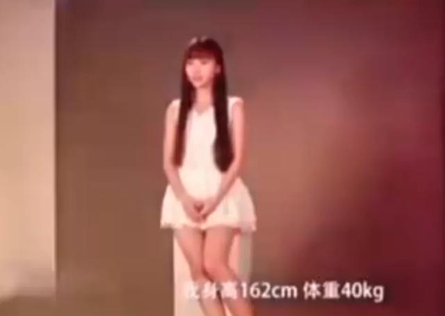 耳朵前鬓角下鸡皮疙瘩红印 耳朵前鬓角下鸡皮疙瘩红印