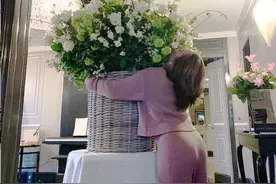 Lady Gaga35岁生日收巨型花束，表白印度裔高管男友图片