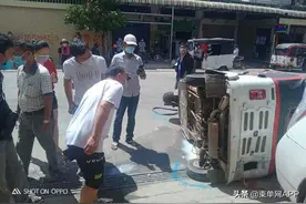 一名中国司机在柬开车撞翻嘟嘟车，车夫索赔1万美元图片