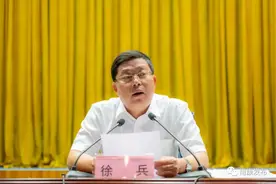 今天教师节，徐兵为南康中学师生、全区中小学校长、思政课教师上了精彩一课！图片