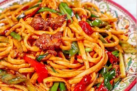 喜欢吃拌面吗？试试新疆辣皮子拌面，筋道爽滑攒劲得很图片