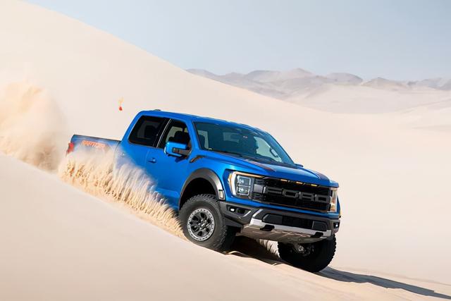 敢这样玩也只有TA了 外媒试驾新款福特F-150猛禽 | 卡车之友网