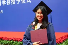 柬埔寨两位公主，自信晒出中国大学毕业证，67岁国王叔叔至今未婚图片