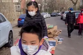 刘和刚儿女卖垃圾尽孝心，8岁儿子拖车载着妹妹，废纸箱堆满一车图片