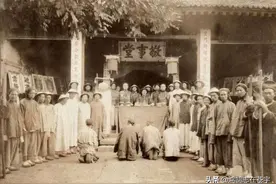 清末罕见照片，书生卧榻挑灯夜读，图九太监沦落街头四处闲逛图片