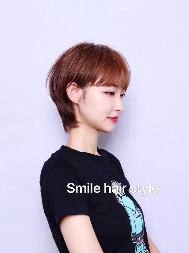 短发图片集锦,日本主妇告诉你:女人上了年纪,衣要长,发要短,美得优雅