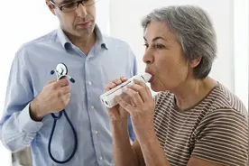 教大家几个自测肺功能的小方法，做不到的人，要练习深呼吸了图片