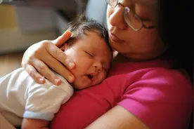 宝宝夜奶，躺着喂和抱着喂有什么区别？喂养姿势要重视，为宝宝好图片