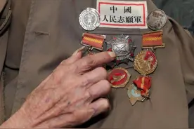 60年代，一青年收旧报纸，才知生产队长是一等功臣，曾受主席接见图片