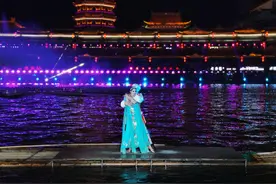 浙江花50亿建的古镇，夜景全国顶级，没门票连歌舞秀也免费图片