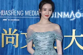 又是红毯！张靓颖穿奇葩礼服，奚梦瑶膀大腰圆，杨颖直接没脖子图片