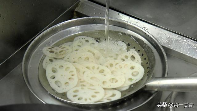厨师长分享酸辣藕片的做法，藕片酥脆入味不变黑，技巧全在这里