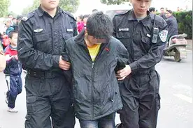 12岁男孩弑母后被释放！亲戚欲送其返校遭学生家长极力反对视频封面