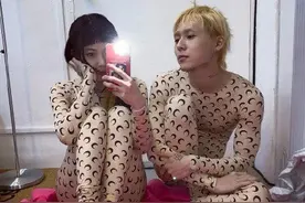 金泫雅又放飞自我？和男友穿连体衣凹造型翻车，被调侃像非主流图片