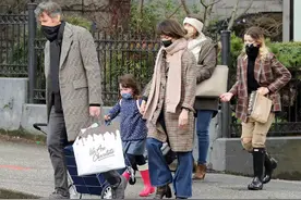 米拉一家五口齐露面！生三胎后身材依旧窈窕，大女儿打扮超时髦图片