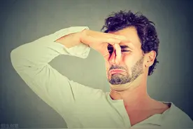 经常放屁是肠癌预警吗？提醒：这2种屁可能是肠癌来“敲门”图片