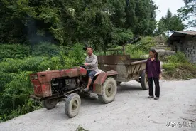 村民捡到一个弃婴，含辛茹苦将她养大后，亲生父母就找上门来了图片