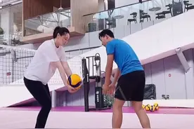 30岁惠若琪挺8月孕肚打排球，晒餐被嘲打广告，身材发福水肿明显图片