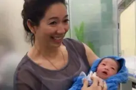 “最嫩外婆”走红，产房外第一个给娃踩生，教科书式抱娃值得学习图片
