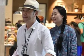 林依轮老婆从不赶时髦，穿古朴长袍配麻花辫，朴素打扮难掩贵妇范图片